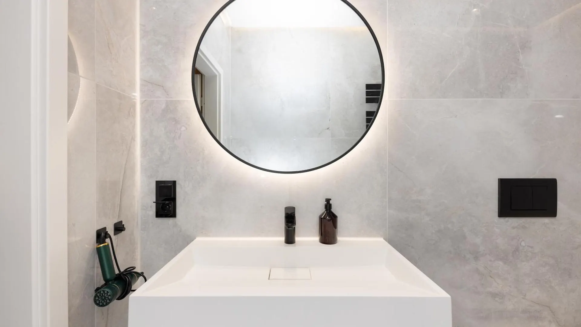 120Sqm & 5-Room Luxury Apartment With 2 Bathrooms ベルリン 0*,  ドイツ