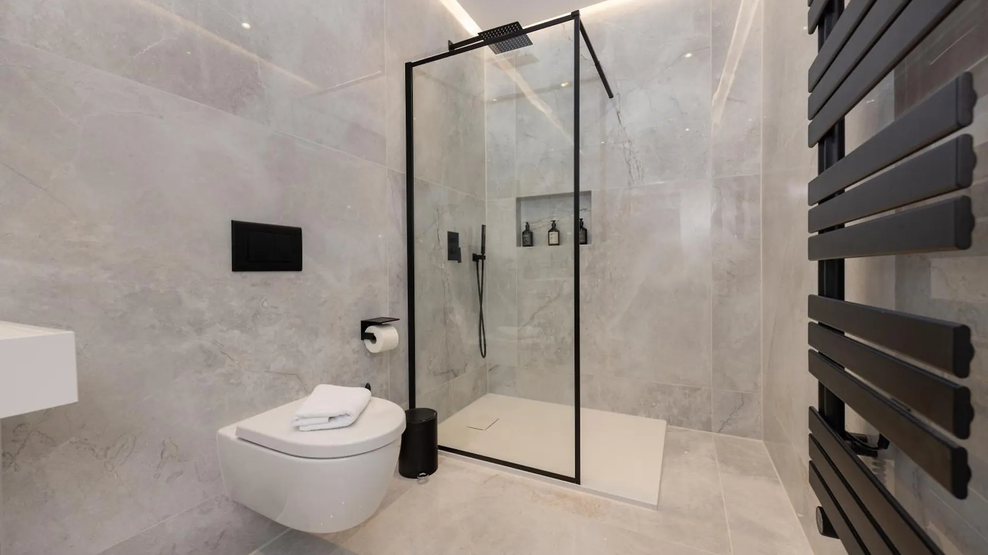 120Sqm & 5-Room Luxury Apartment With 2 Bathrooms Berlin