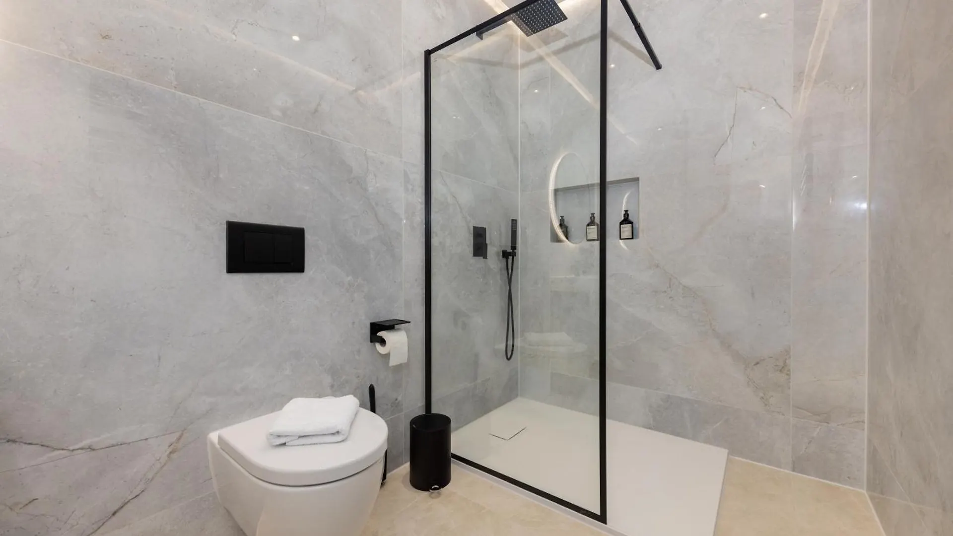 120Sqm & 5-Room Luxury Apartment With 2 Bathrooms Berlin
