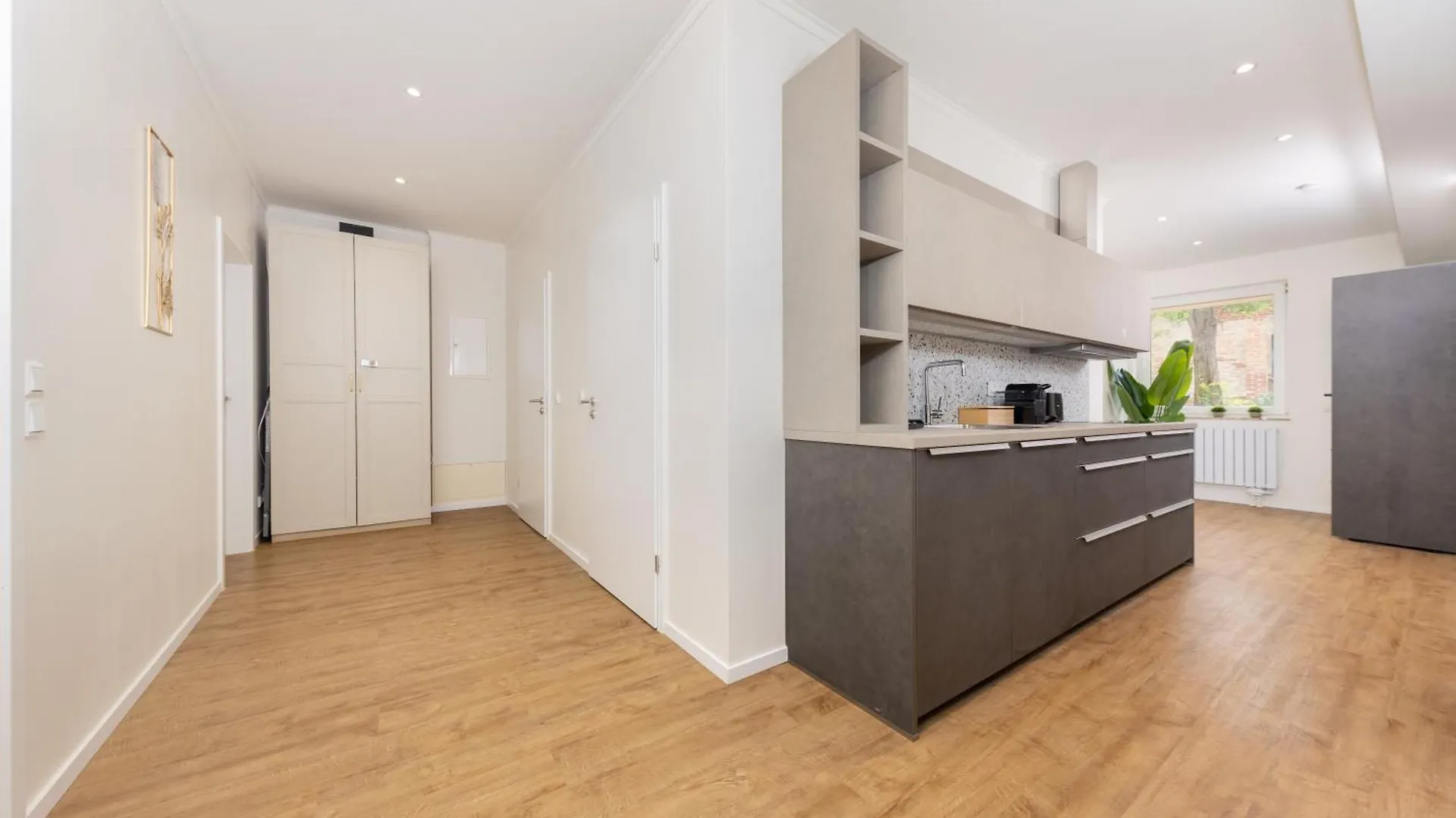 120Sqm & 5-Room Luxury Apartment With 2 Bathrooms Berlin