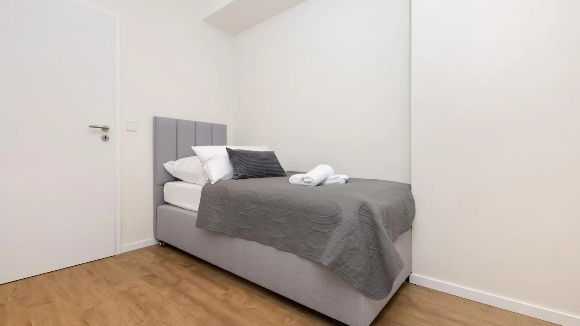 120Sqm & 5-Room Luxury Apartment With 2 Bathrooms Berlin