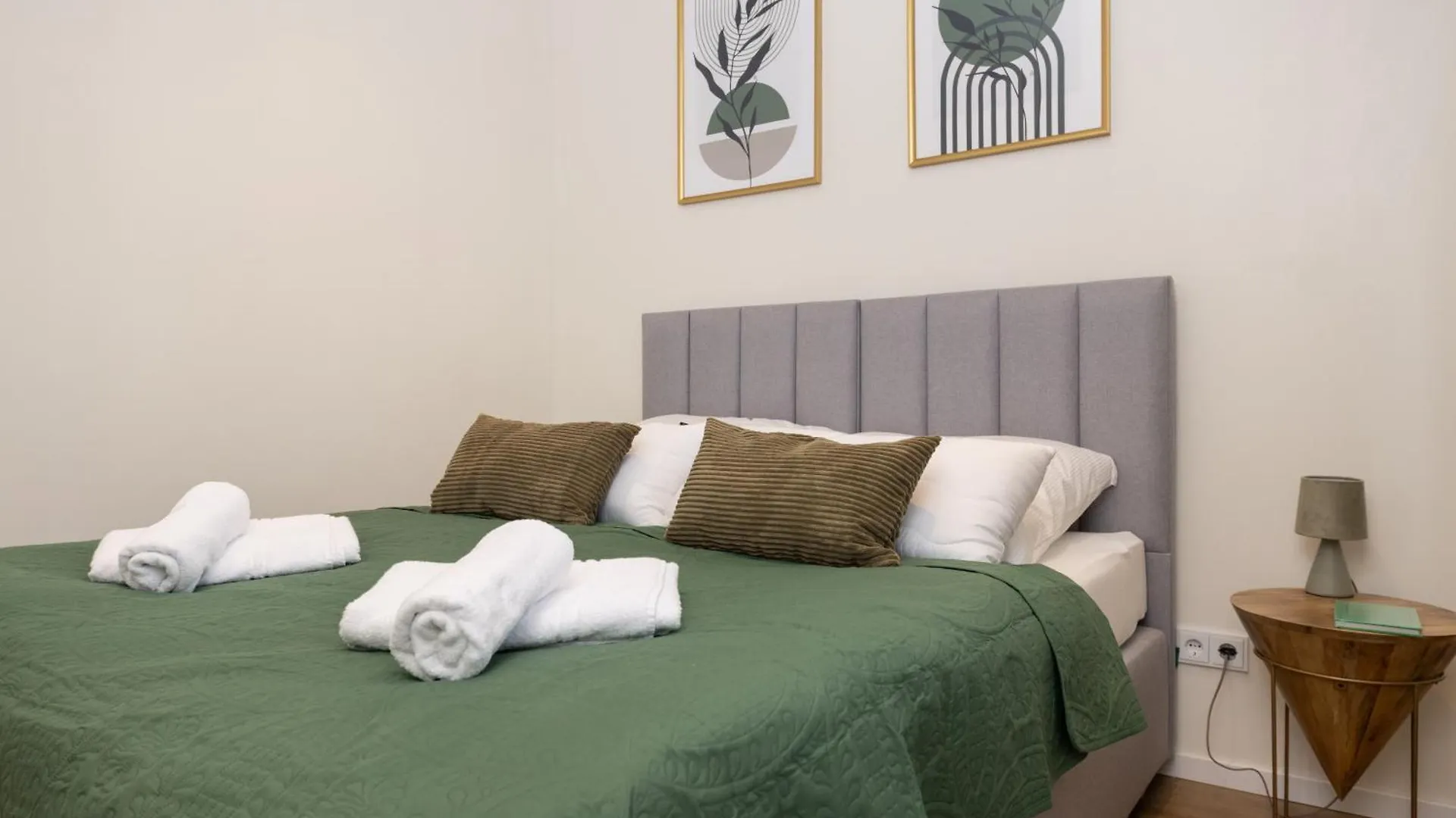120Sqm & 5-Room Luxury Apartment With 2 Bathrooms Berlin